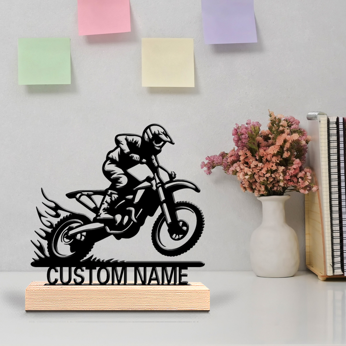Art Craft Wood - 1個入り シンプルなバイク乗りのカスタムネーム入りブリキ像 金属製オーナメントアートクラフト 木製台座付き 自宅のデスクデコレーション用